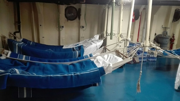 Les jeunes ont dormi dans des hamacs à l'intérieur du bateau. Photo : Antonella Galati